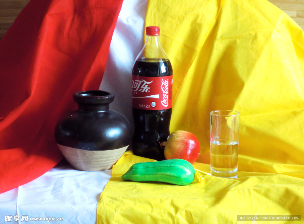 黑色陶罐和可乐瓶的静物组合