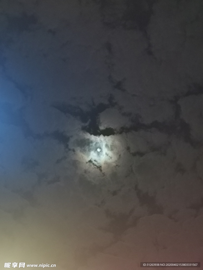 云层上的月亮
