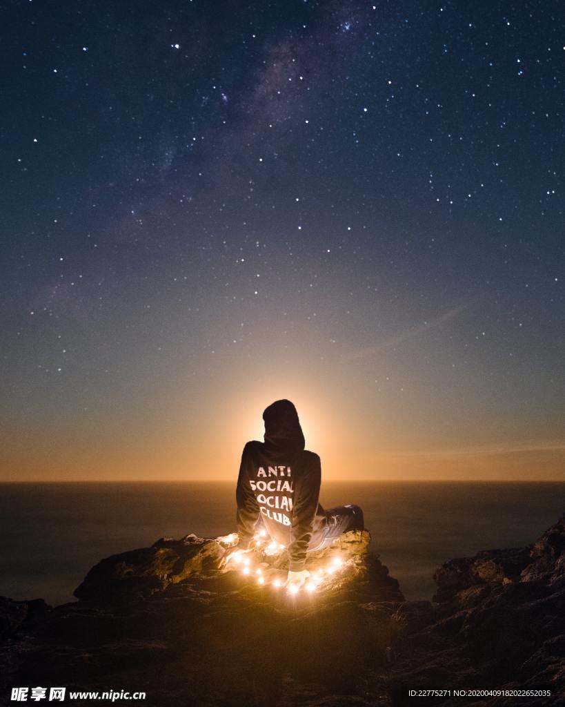 夜晚峭壁上的燈光