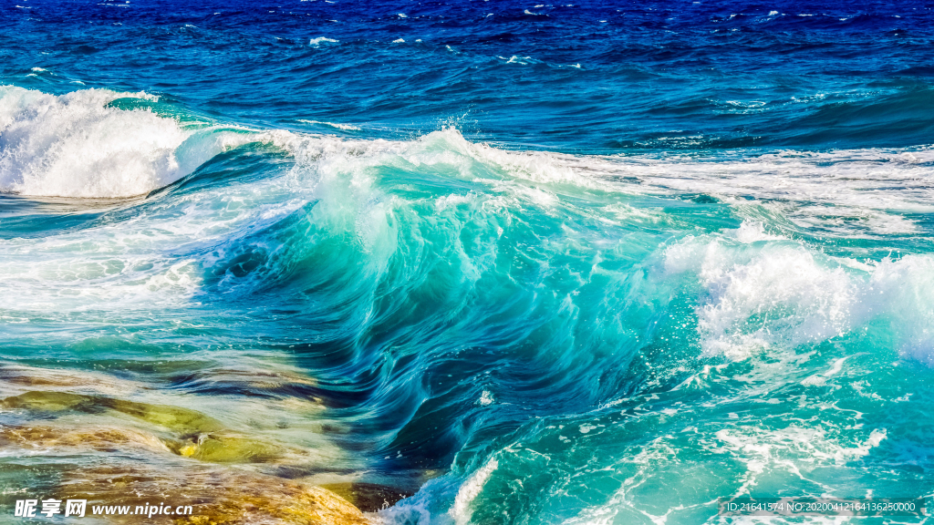 大海中波涛汹涌的海浪