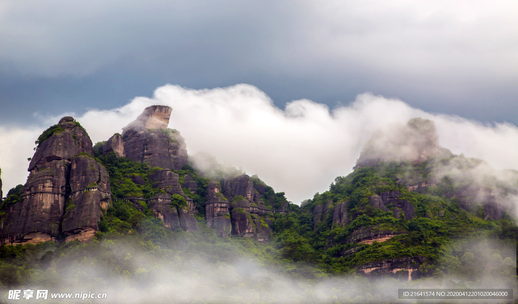 霧氣繚繞的龍川霍山