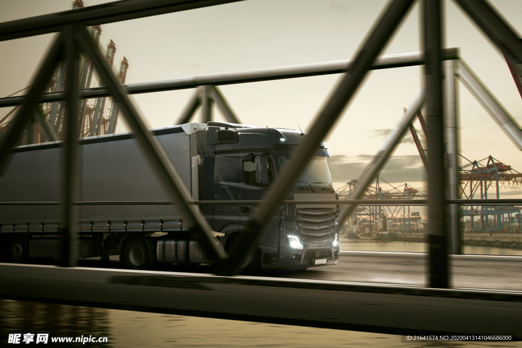 桥面上通过的重型卡车
