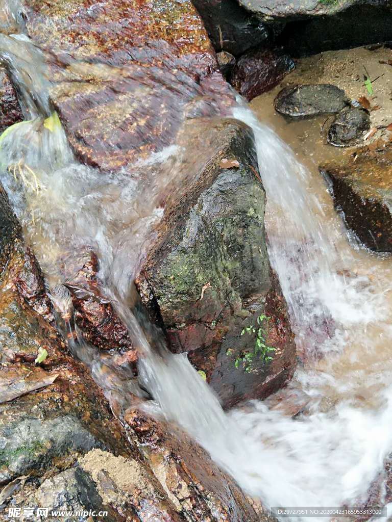 山林小溪