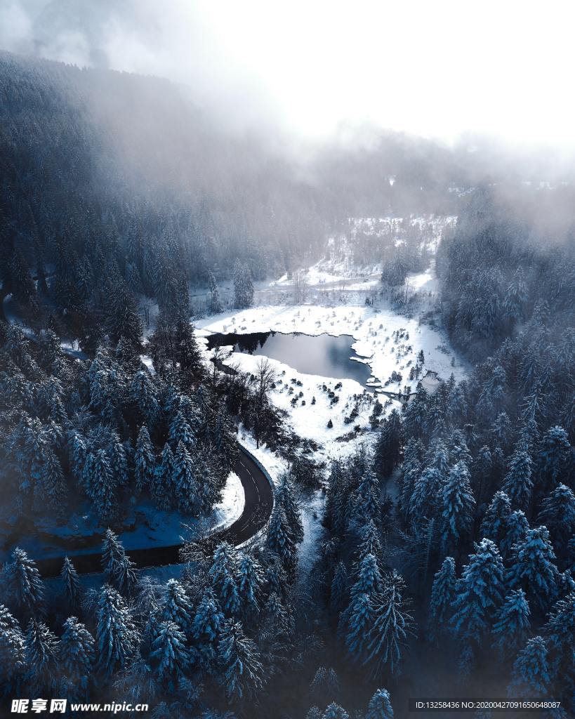 群山森林公路湖泊風(fēng)景