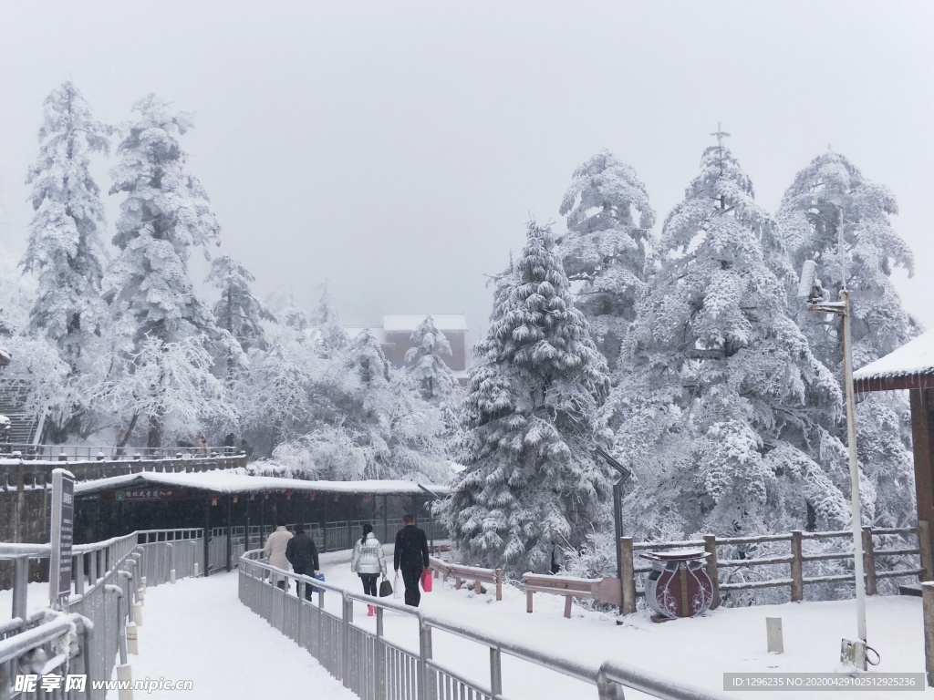 峨嵋山雪景
