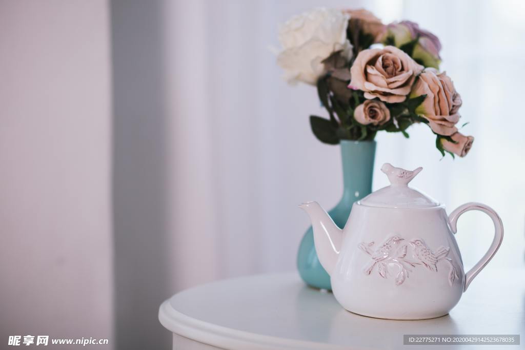 陶瓷茶壶与蓝色花瓶