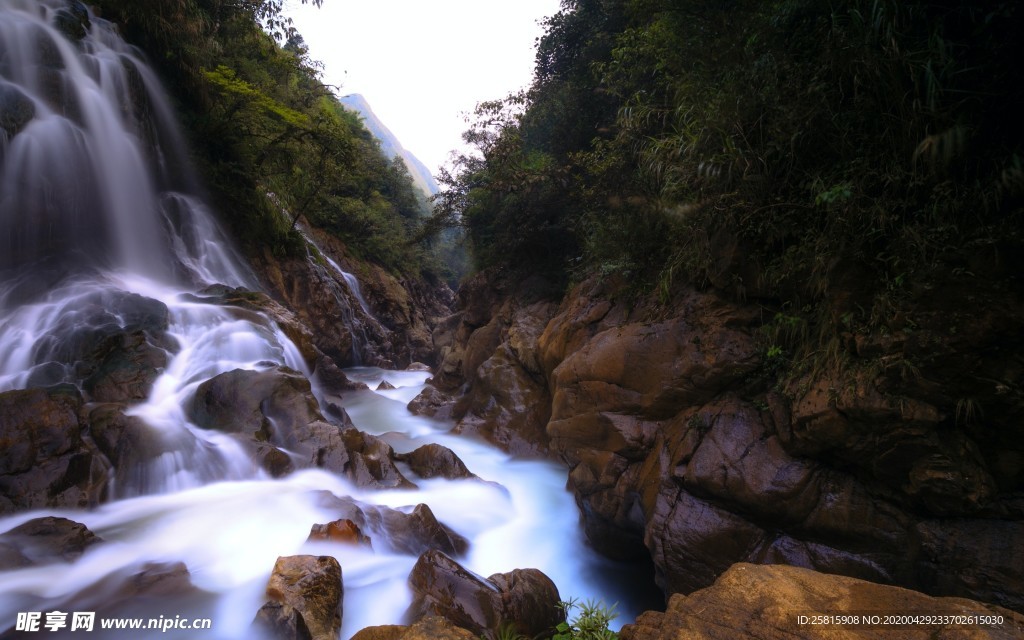 山间小溪瀑布美景图片