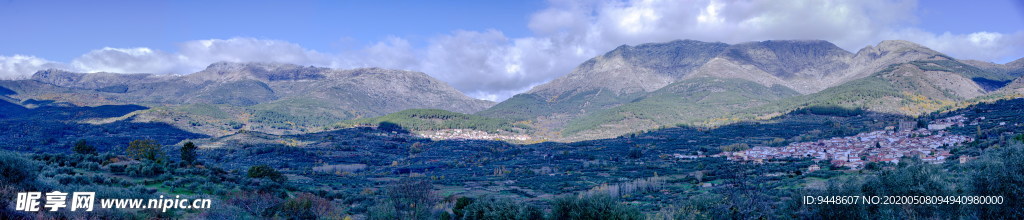 綠色高山遠(yuǎn)景圖片