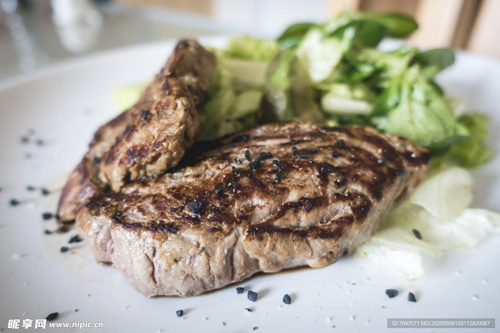 牛肉牛排配綠色沙拉特寫