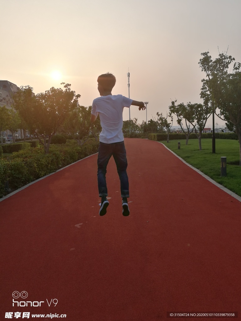 跳躍的少年