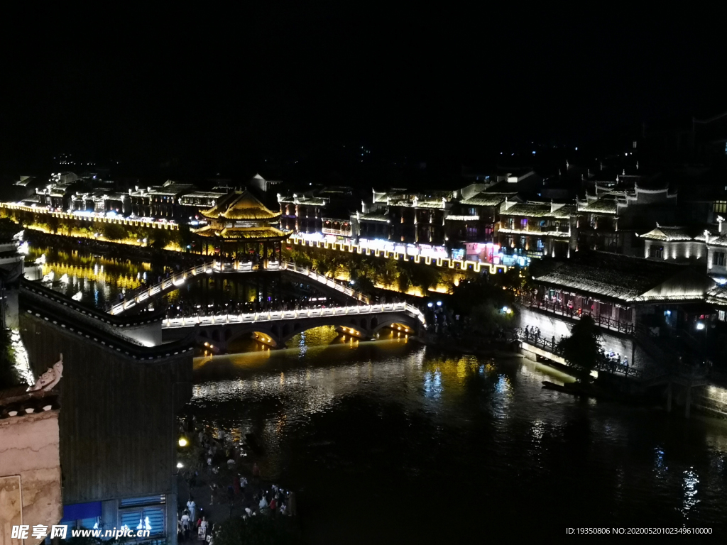 凤凰古城沱江上的雪桥夜景灯光