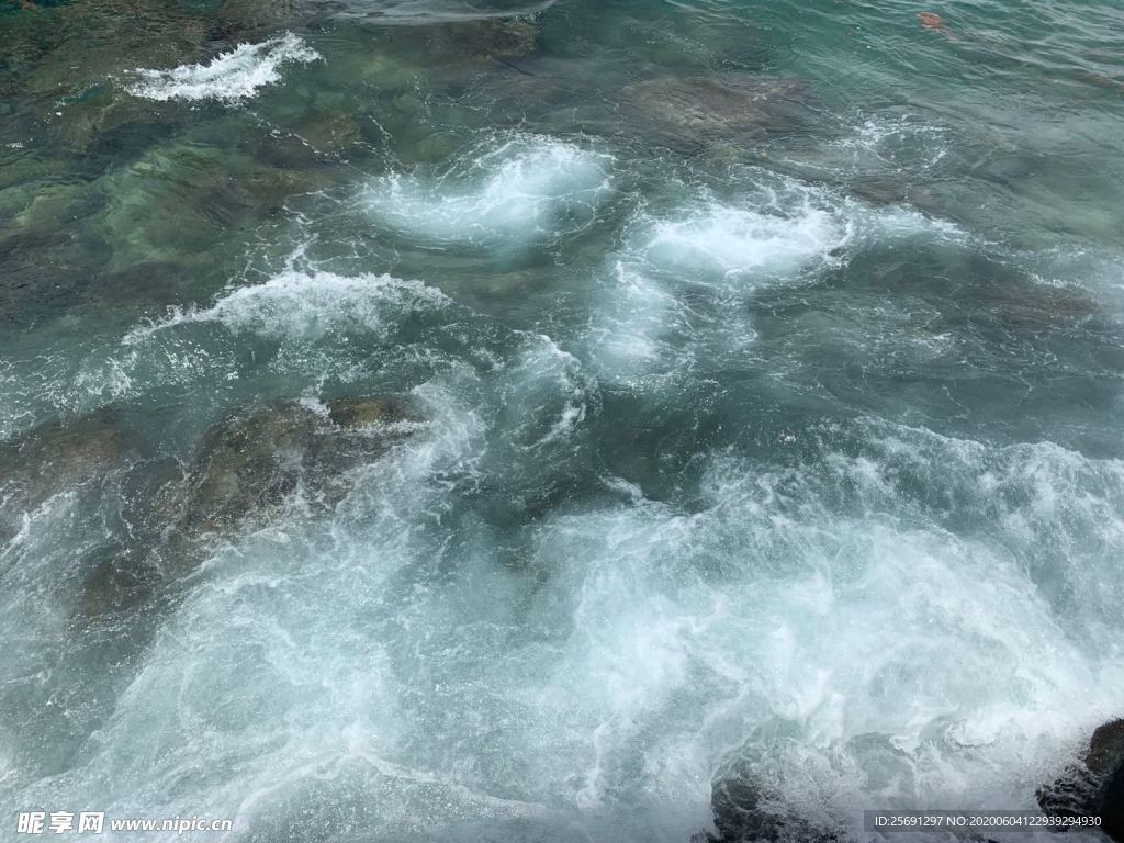 海水拍打礁石