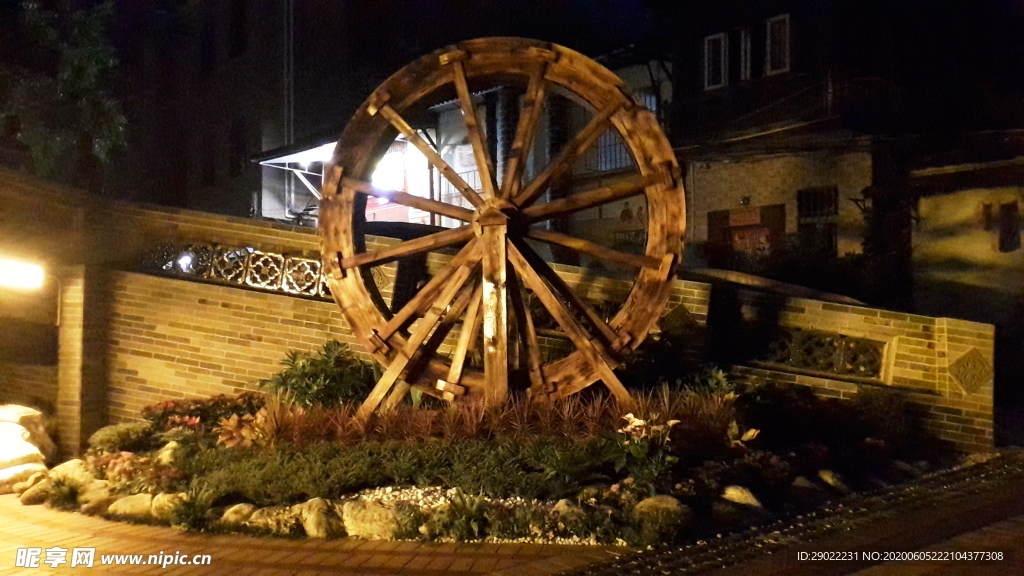 夜色中的木制水車