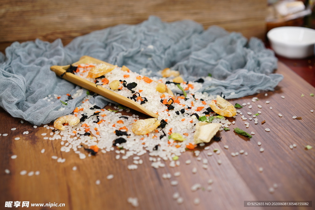 虾仁干贝蔬菜海鲜粥米摄影照片