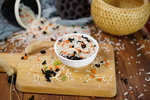 银鱼虾皮蔬菜海鲜粥米摄影照片