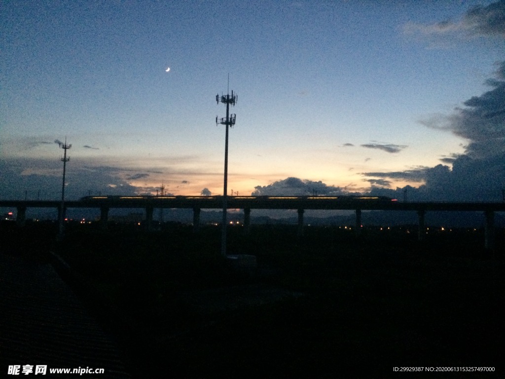 夜幕下的高鐵
