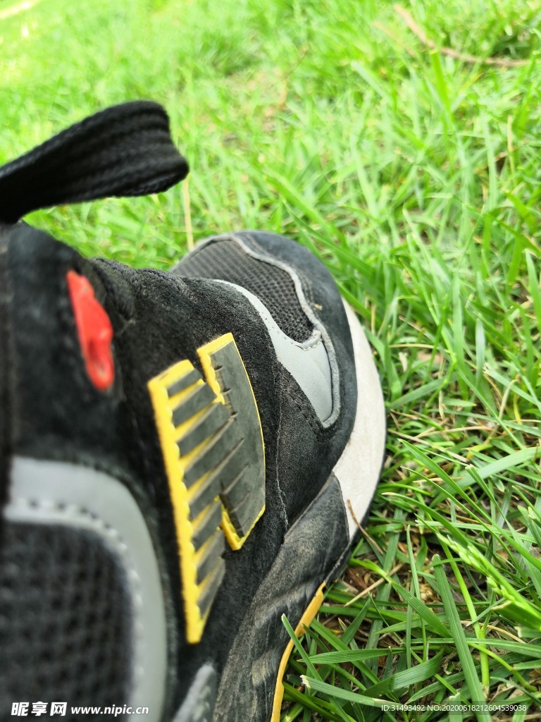 草地上的运动鞋