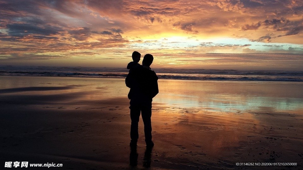 父亲与孩子在海边看日落