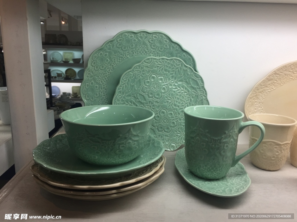 陶瓷盘和茶杯
