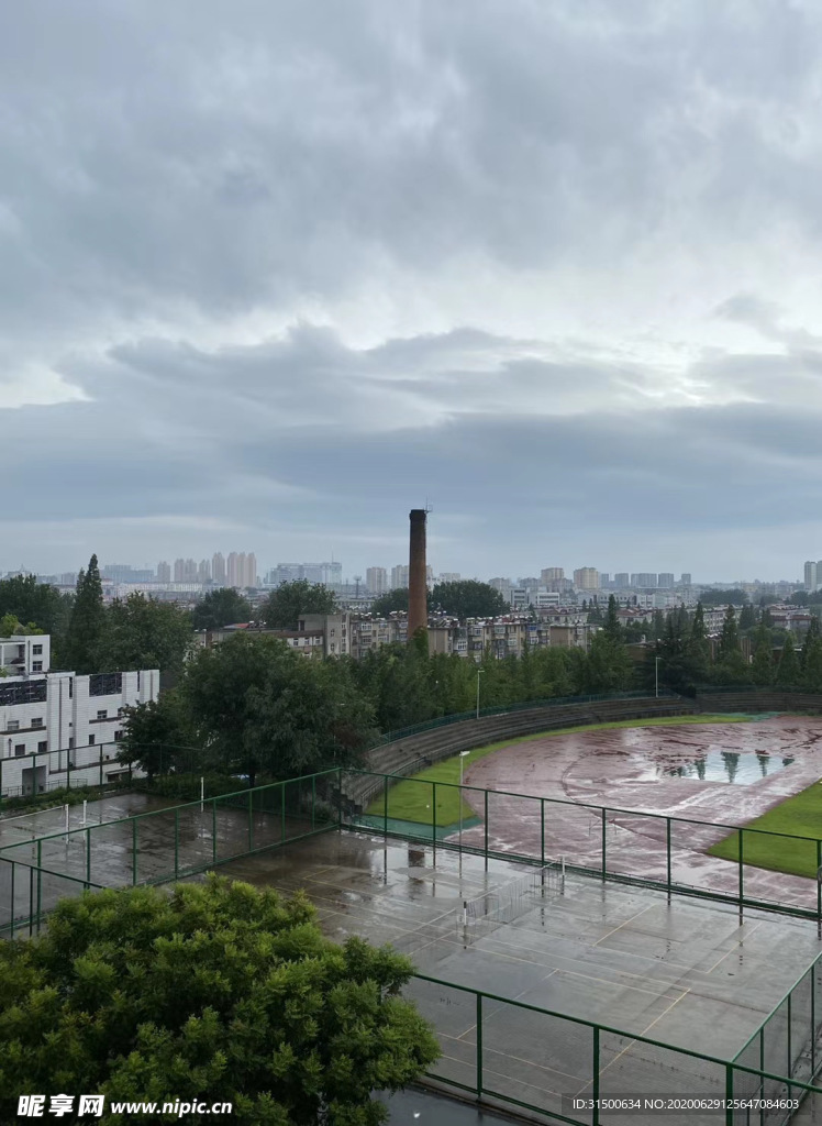 雨后學(xué)校