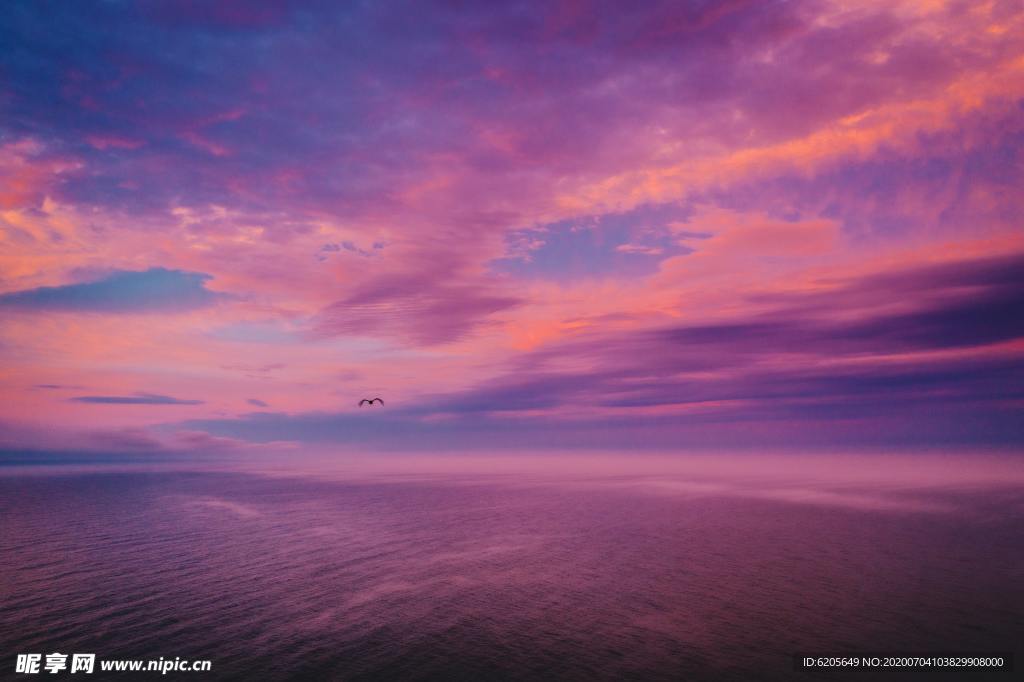 海上黃昏唯美紫色天空