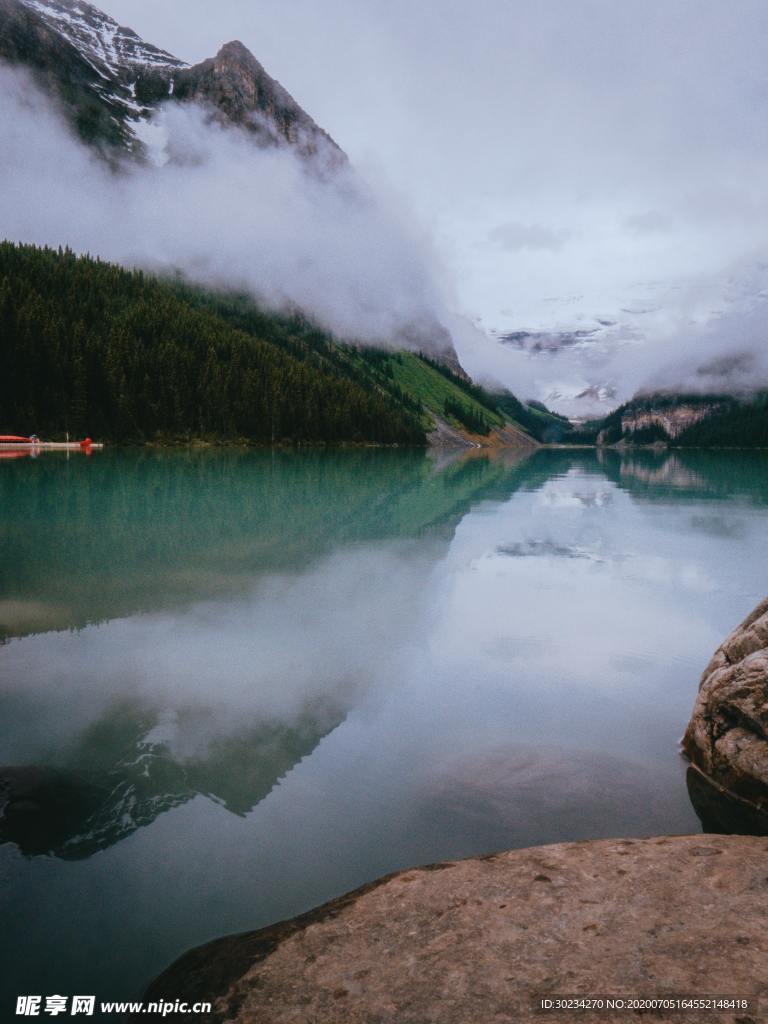 山水云霧背景