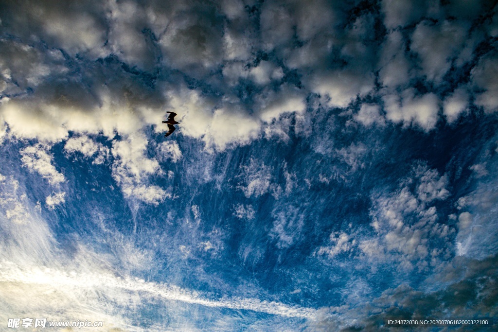 天空湛藍