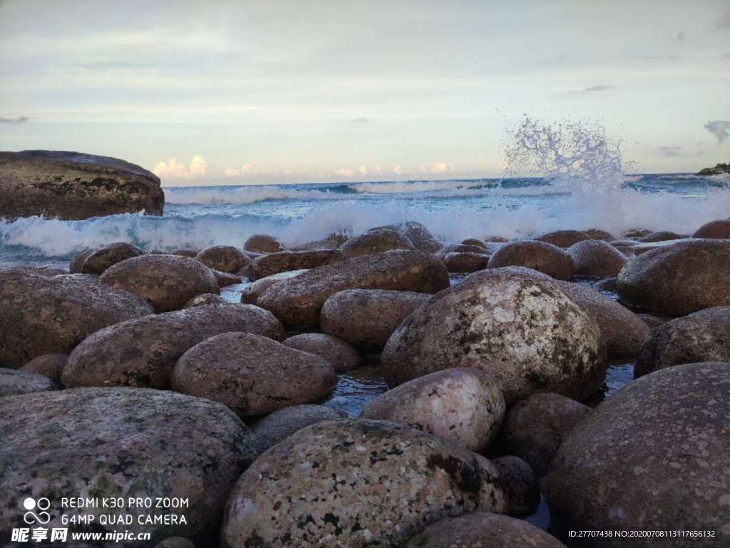 海边浪花滩石