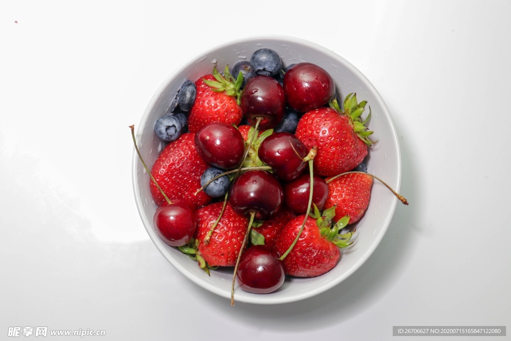 樱桃蓝莓草莓碗