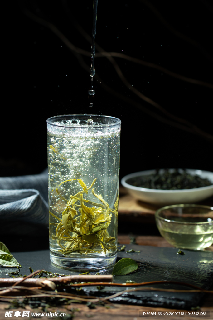 綠茶茶葉玻璃杯泡茶背景素材