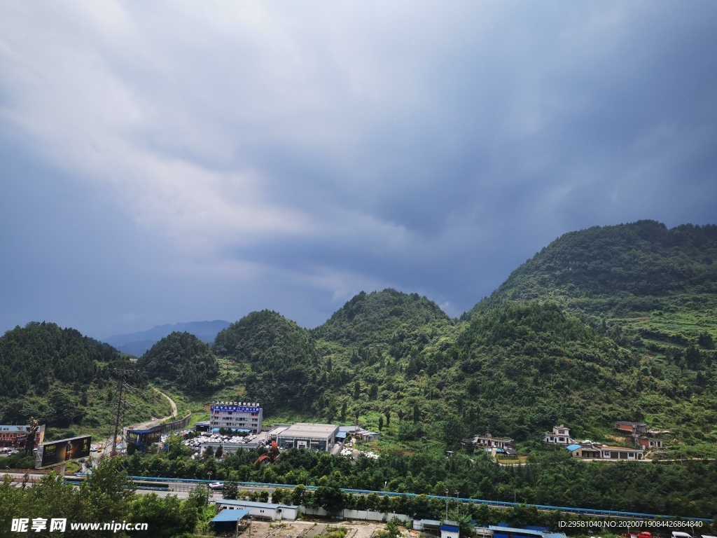 窗外青山