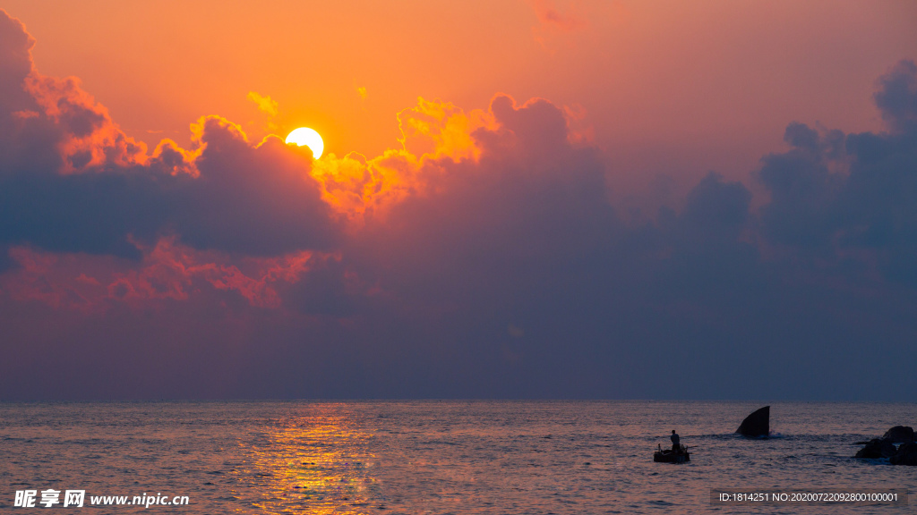 海邊石頭日落晚霞太陽倒影