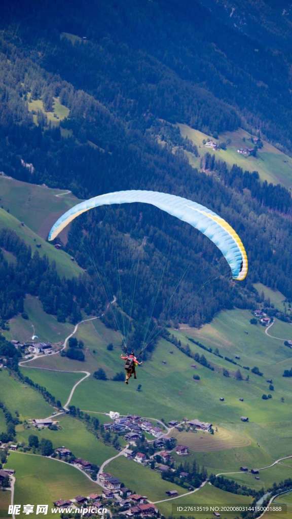 山野上的滑翔伞图片