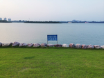 湖面湖边标语警告牌背景素材