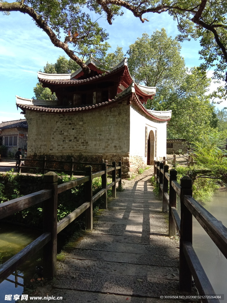 那里有座廟