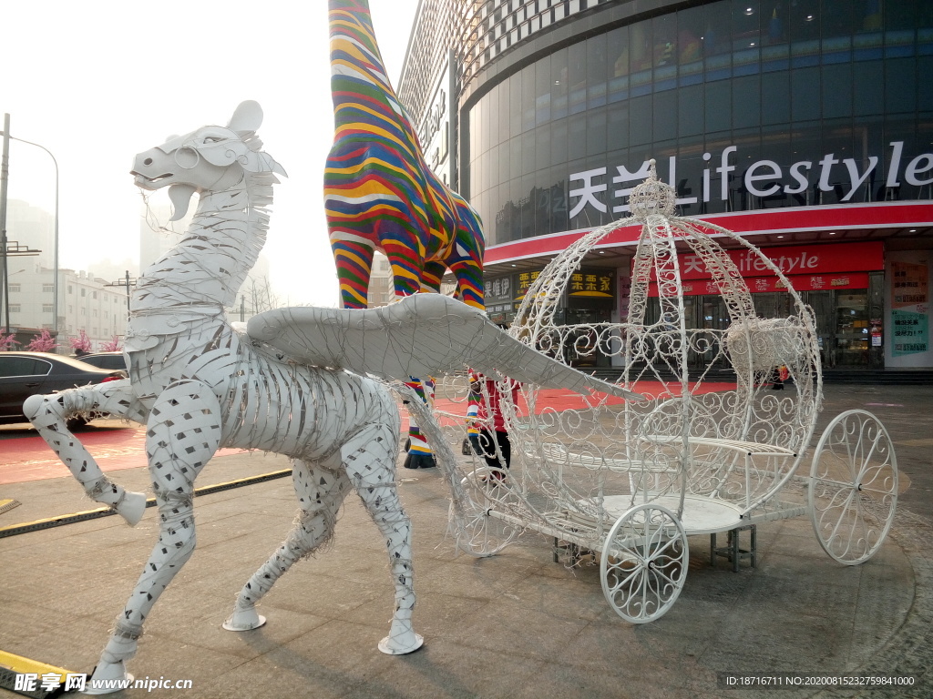 白色的藝術(shù)馬車