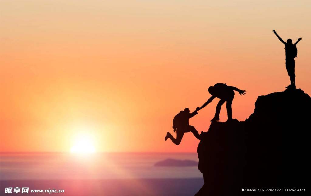 高清夕陽下的登山者