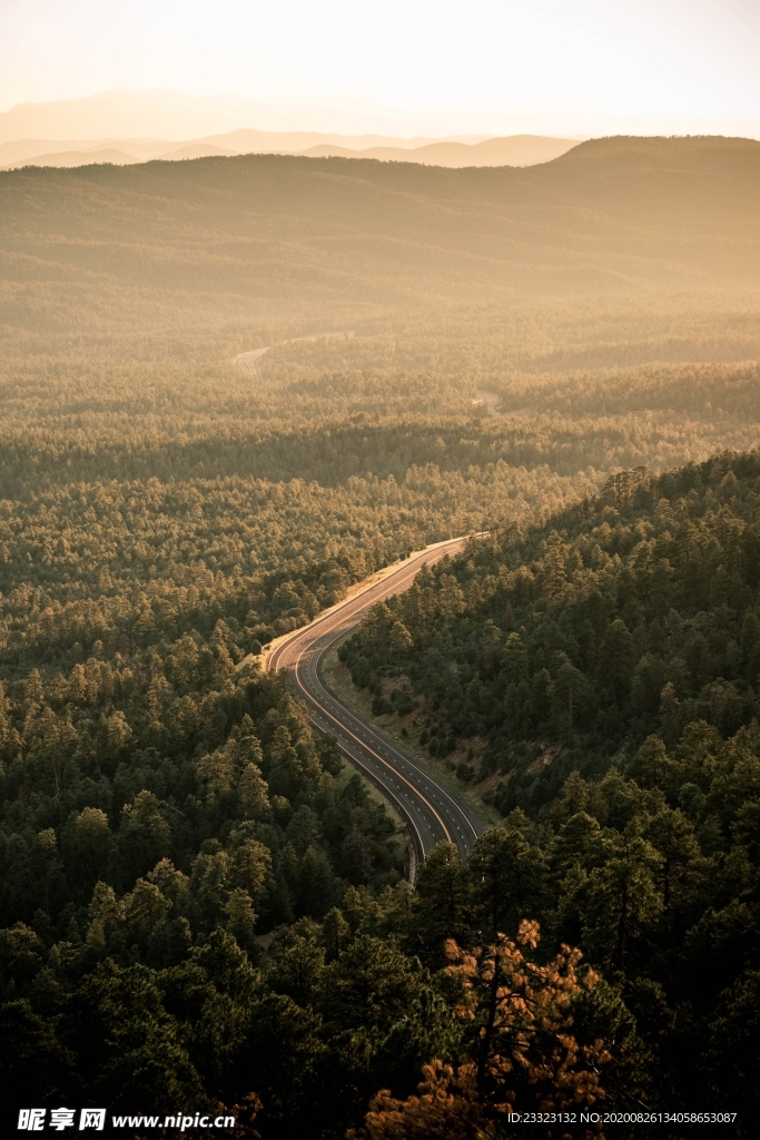 遠(yuǎn)處的公路