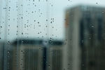 办公室窗外雨滴图片