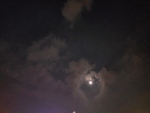 傍晚云层下的月亮
