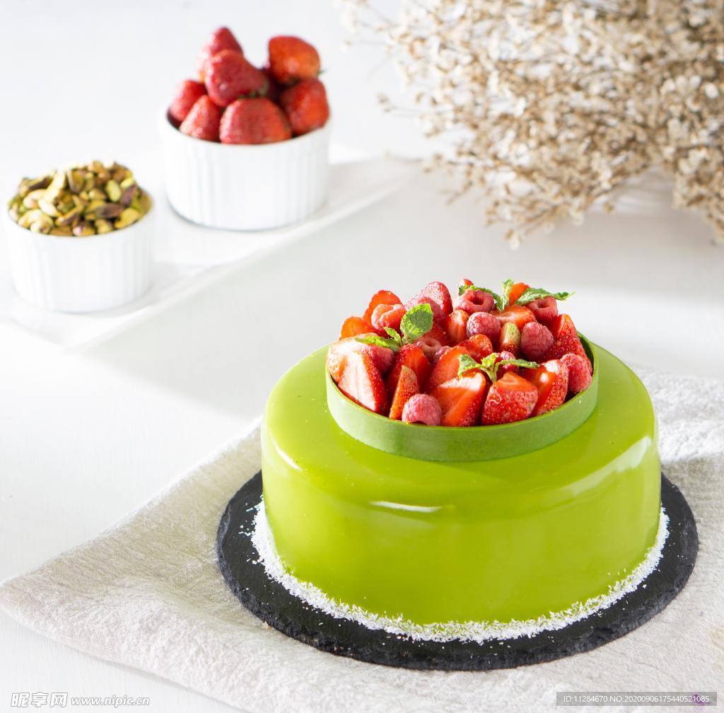 草莓慕斯绿水晶蛋糕