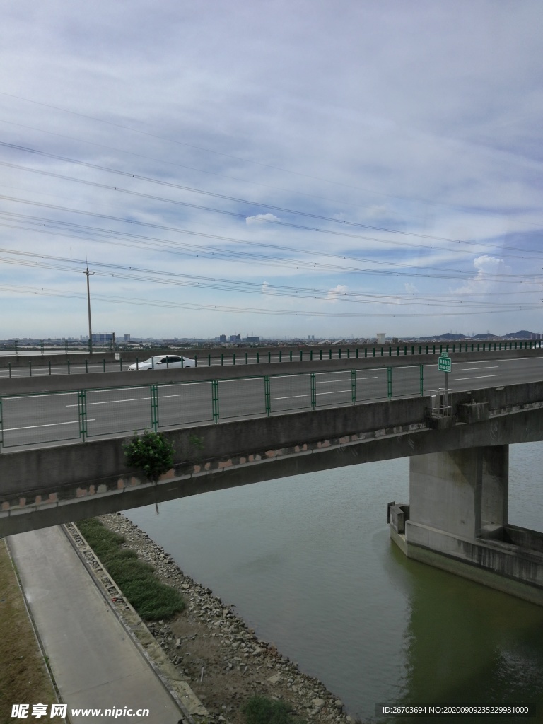 大河上的高架橋