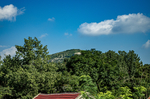 远山树木绿叶天空家乡村庄摄影