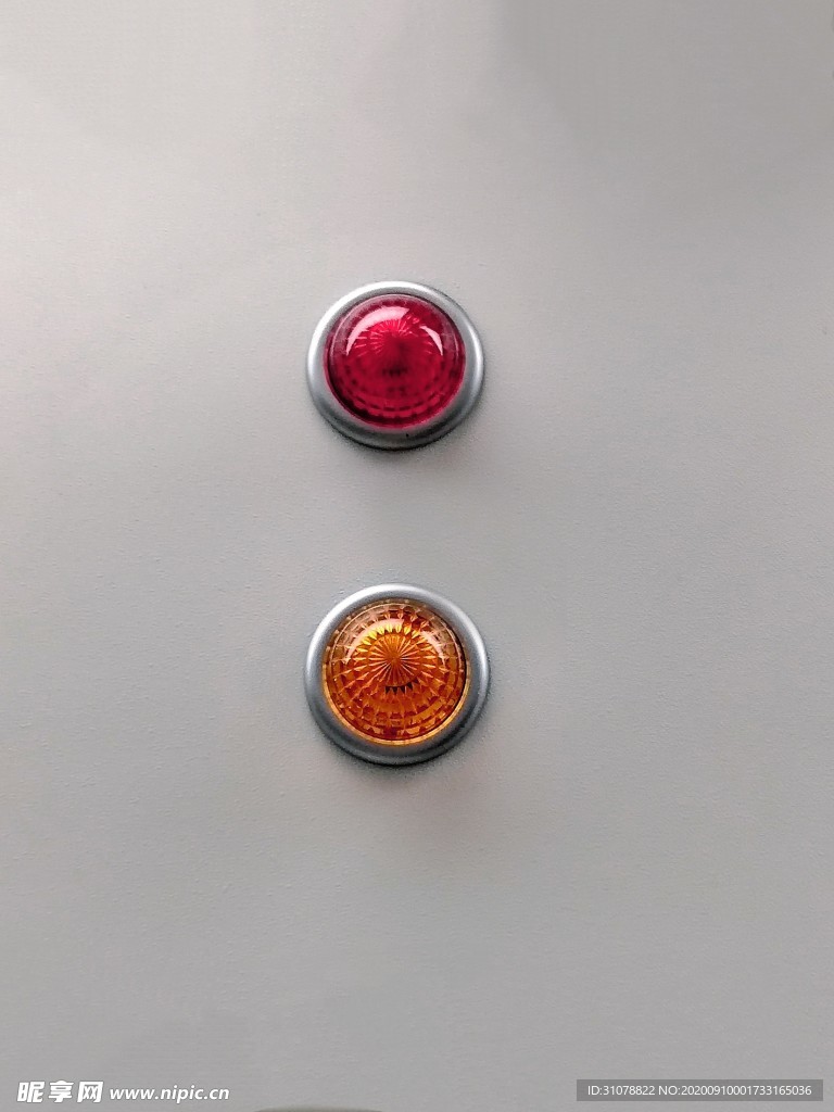 兩個(gè)紅色閃光按鈕