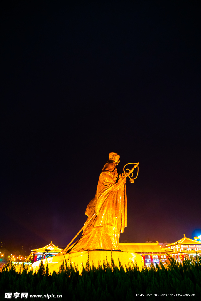 西安大雁塔南广场玄奘铜像侧身夜