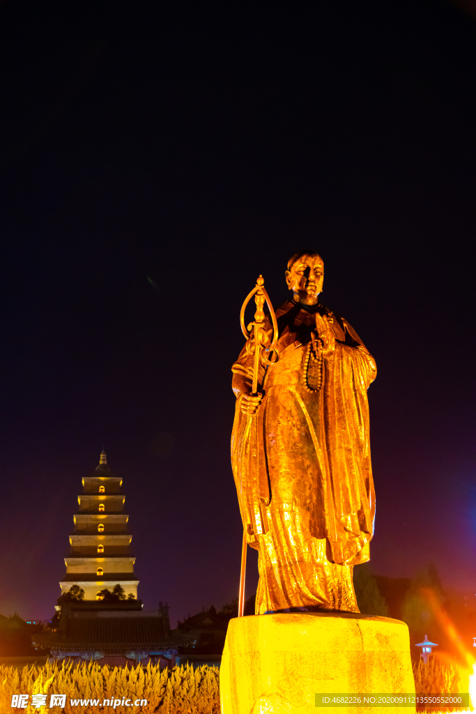 西安大雁塔南广场玄奘铜像夜景