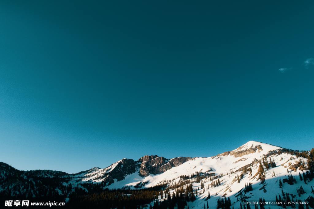 雪山山峰留白自然背景