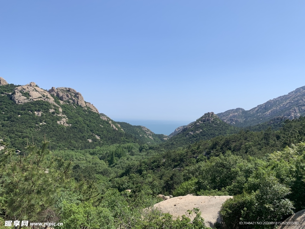 藍天綠樹高山