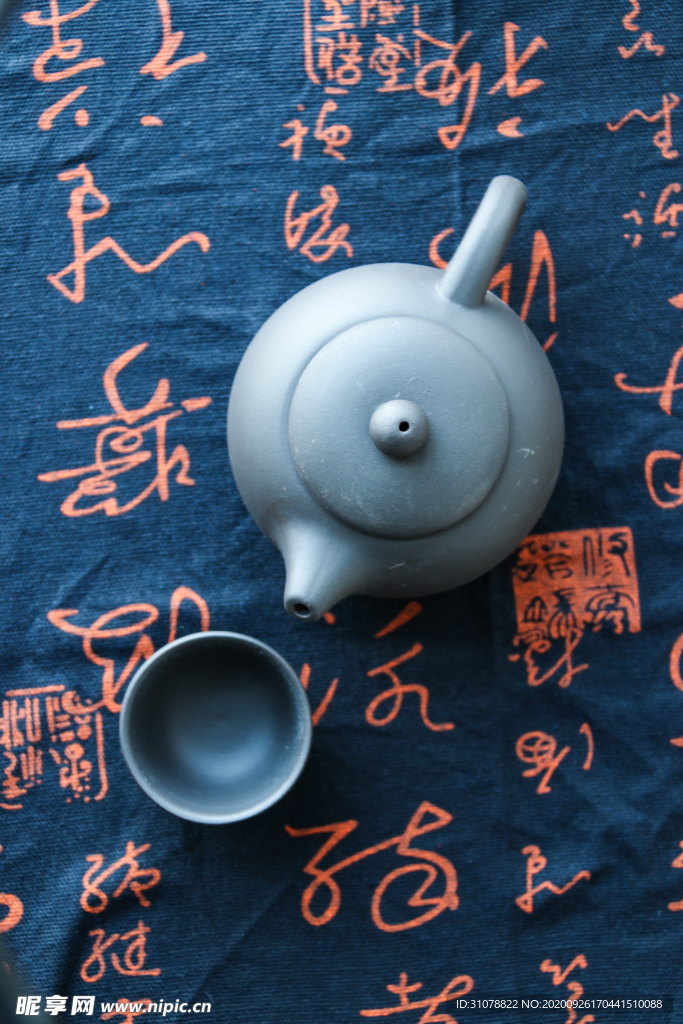 淺藍色茶壺與茶杯