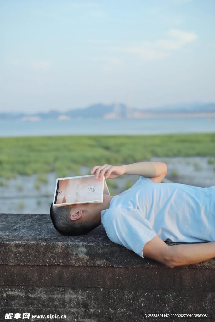 睡在石板上的男子